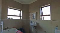 Bathroom 1 - 6 square meters of property in Rua Vista