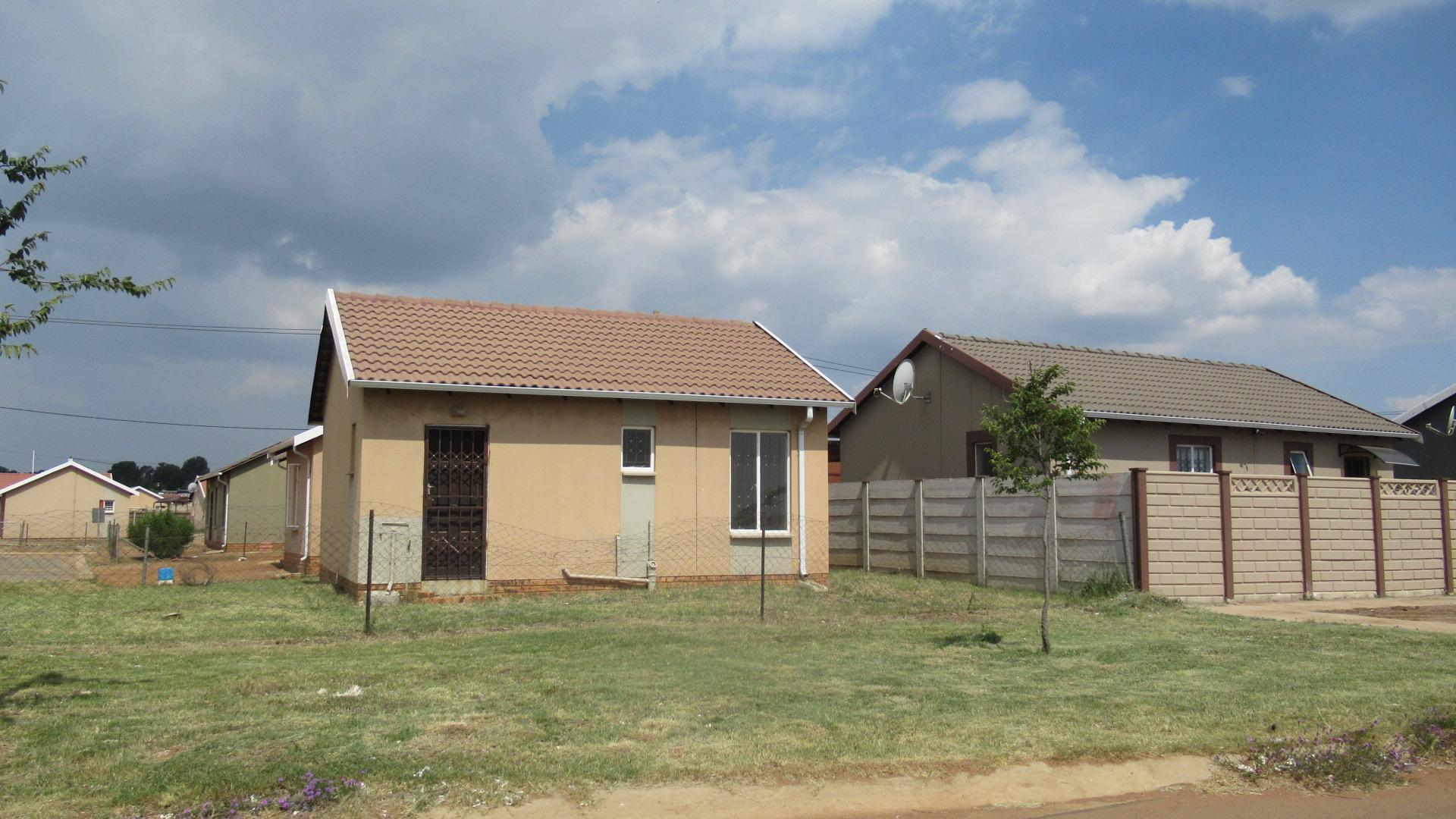 Front View of property in Savanna City