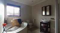 Main Bathroom - 11 square meters of property in Ninapark