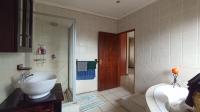 Main Bathroom - 11 square meters of property in Ninapark