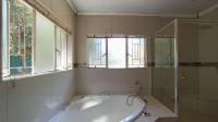 Main Bathroom - 14 square meters of property in Gallo Manor