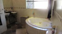 Main Bathroom - 17 square meters of property in Sunward park