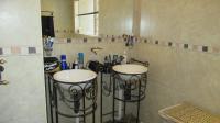 Main Bathroom - 17 square meters of property in Sunward park