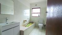 Main Bathroom - 6 square meters of property in Welgelegen (Cpt)