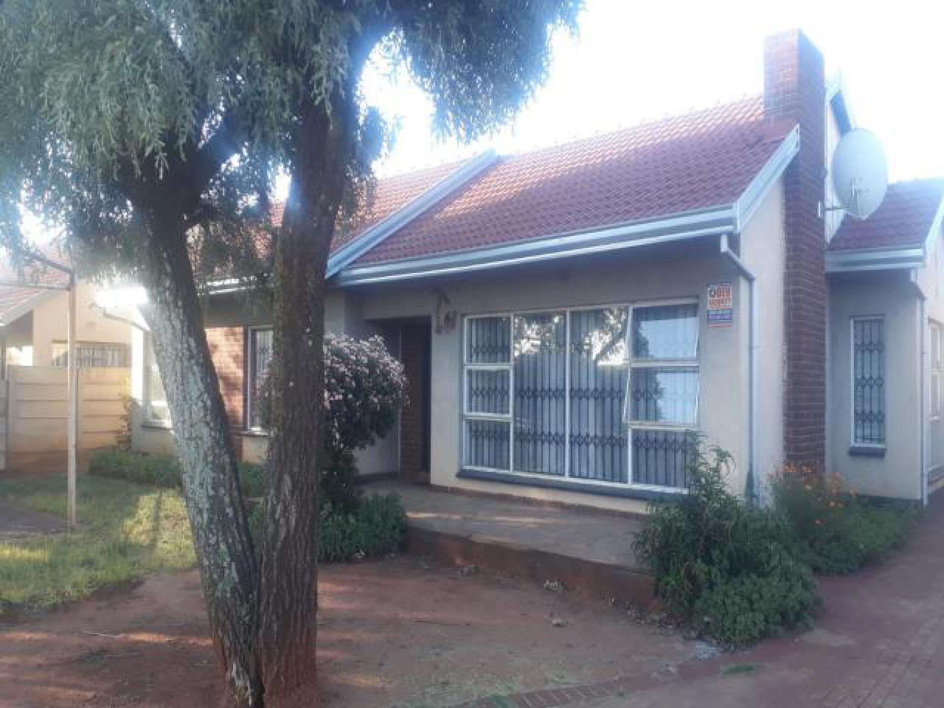 Front View of property in Roodekop