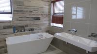 Main Bathroom - 13 square meters of property in Beyers Park