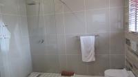 Main Bathroom - 13 square meters of property in Beyers Park