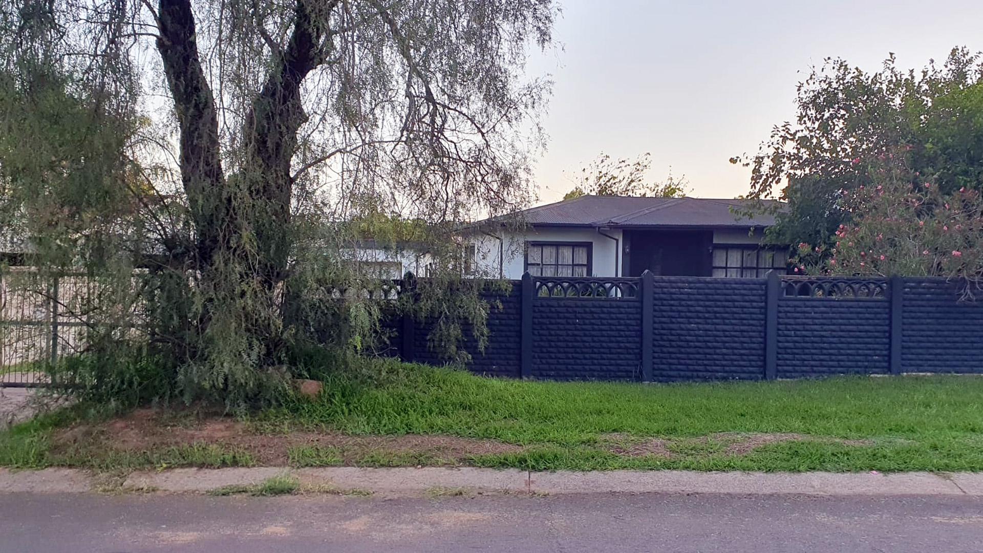 Front View of property in BARRY HERTZOG PARK