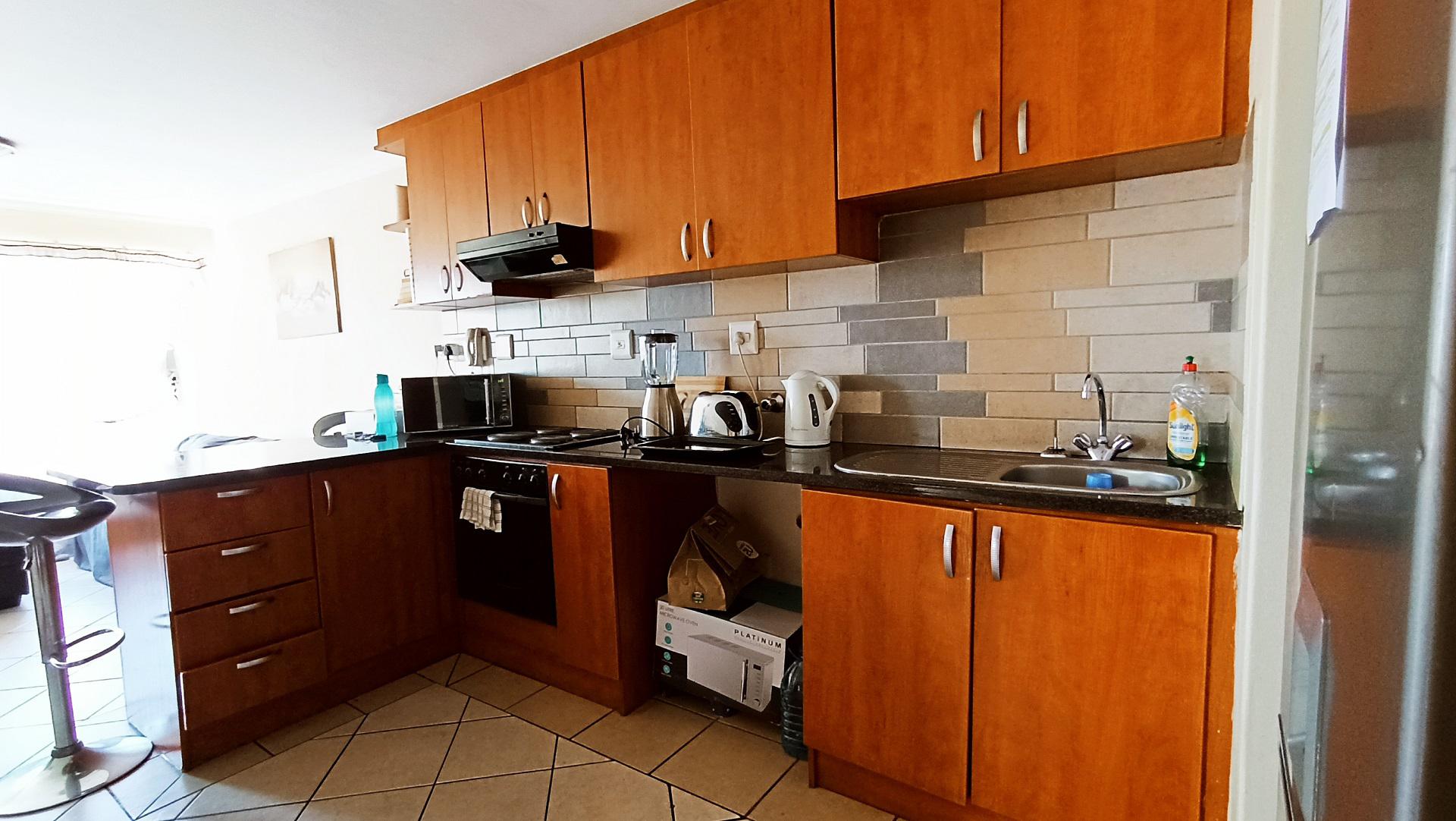 Kitchen - 10 square meters of property in Klipkop