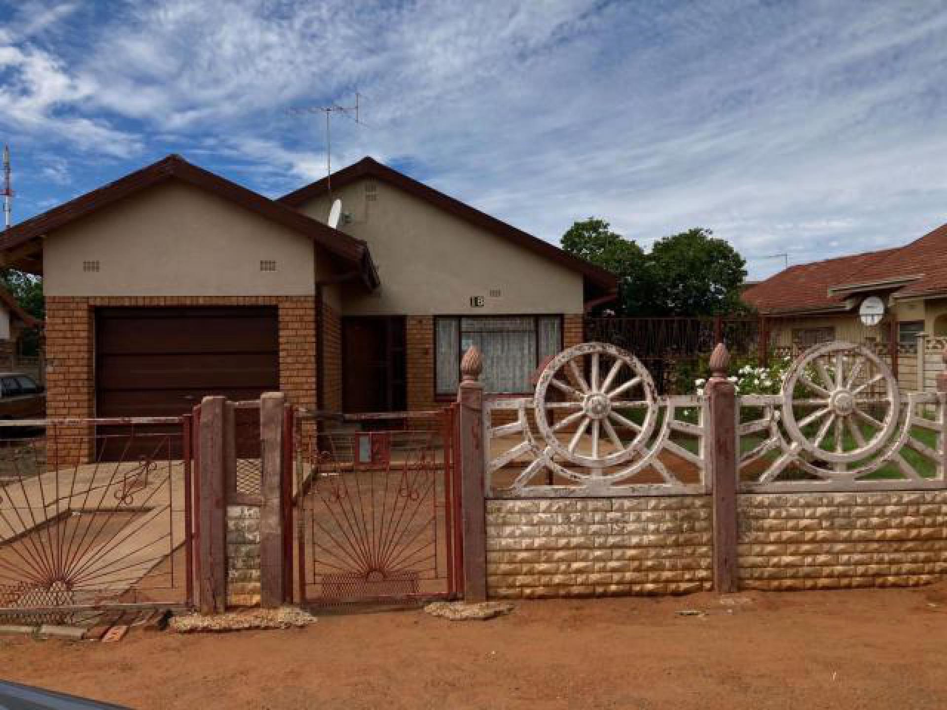 Front View of property in Roodepan