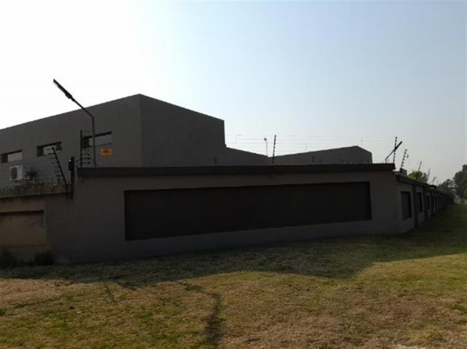 Standard Bank SIE Sale In Execution 3 Bedroom House for Sale in Klipriviersberg - MR483436