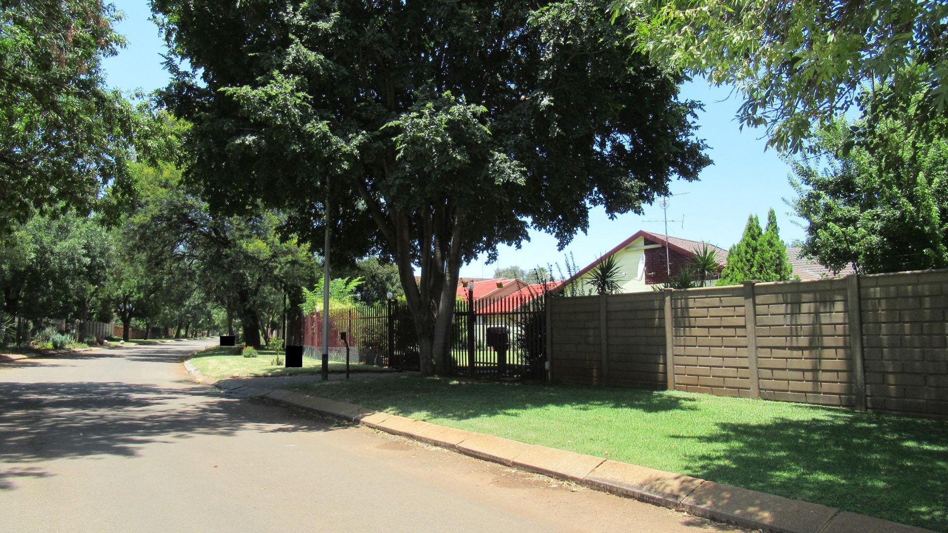 Front View of property in Golf Park