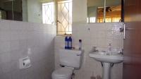 Main Bathroom - 6 square meters of property in Kanonkop