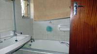 Main Bathroom - 6 square meters of property in Kanonkop