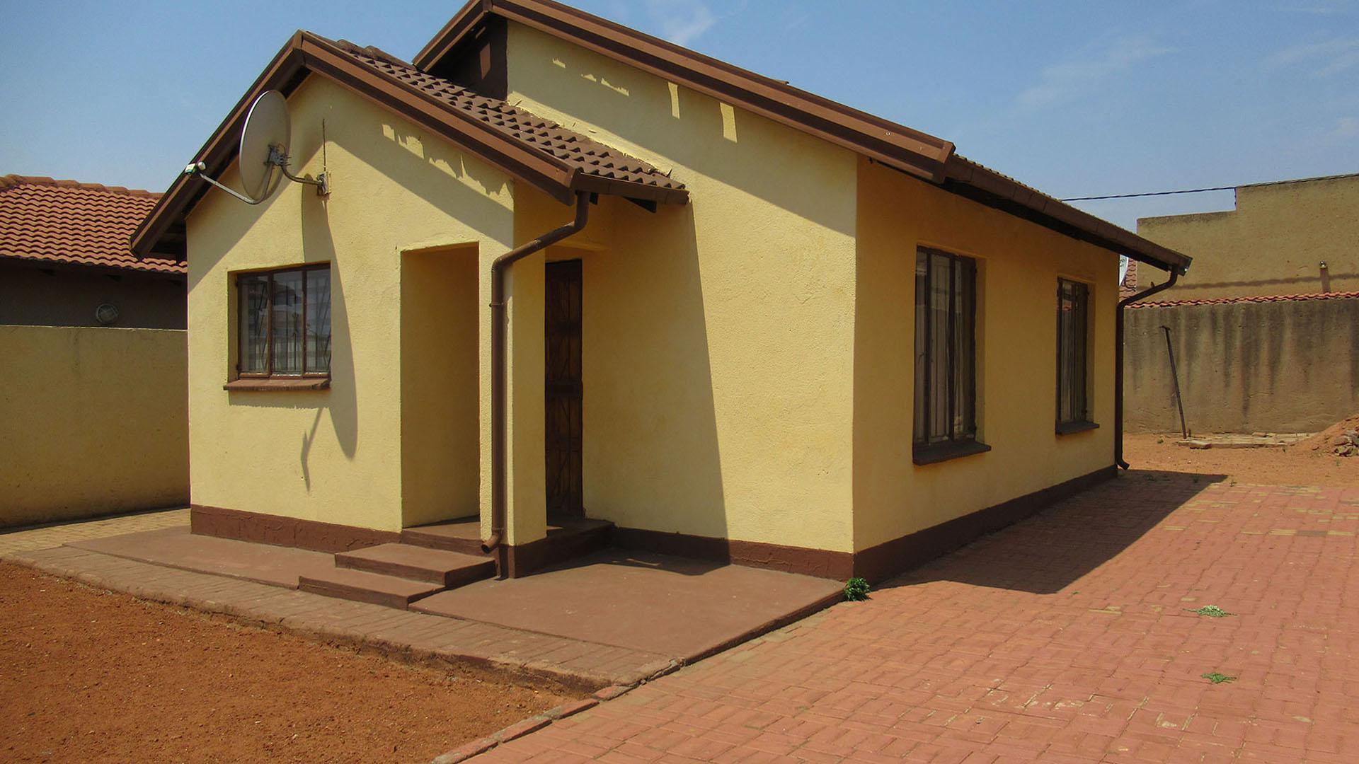 Front View of property in Protea Glen