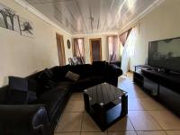 Lounges - 23 square meters of property in Elandspoort