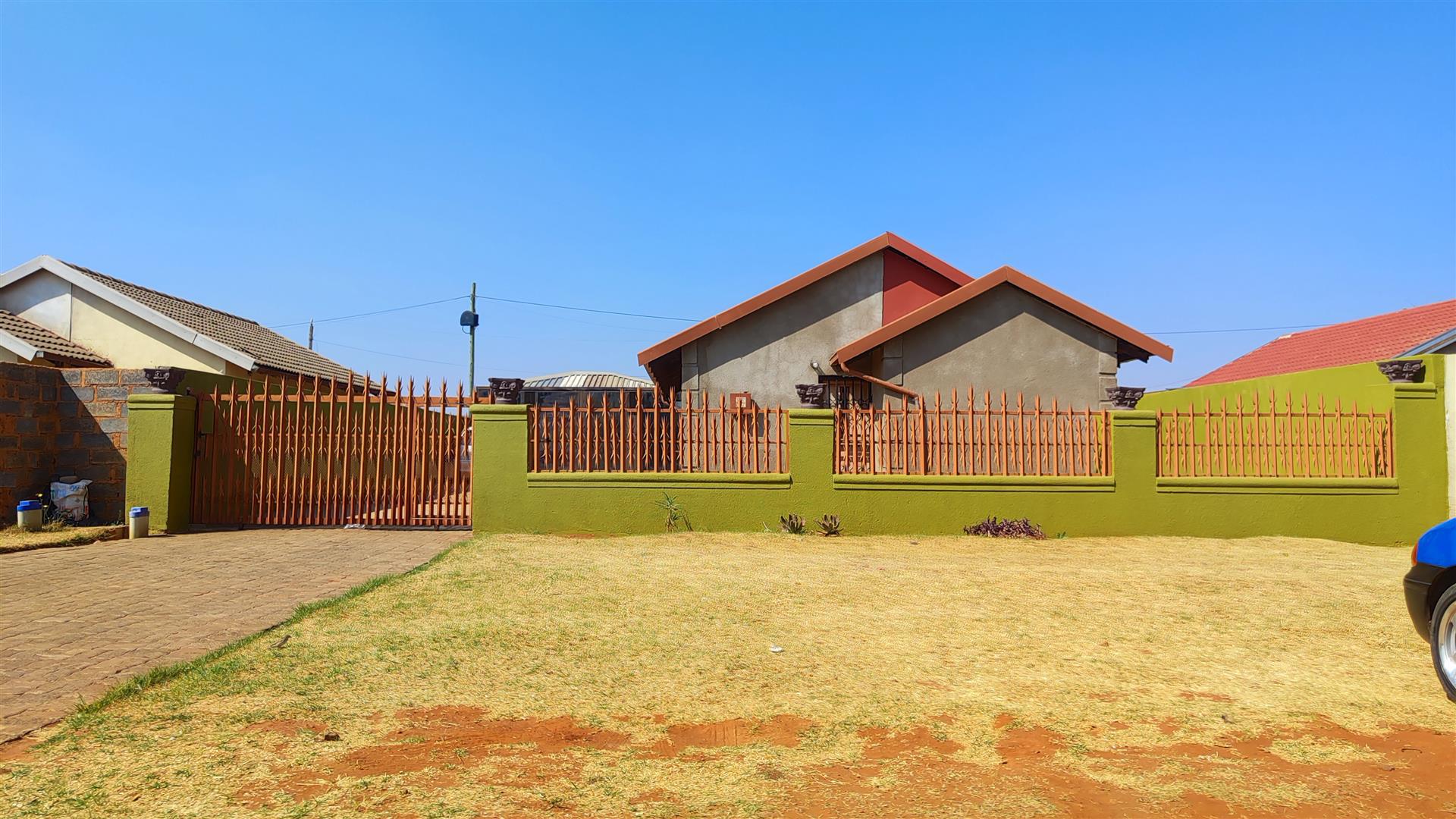 Front View of property in Vosloorus