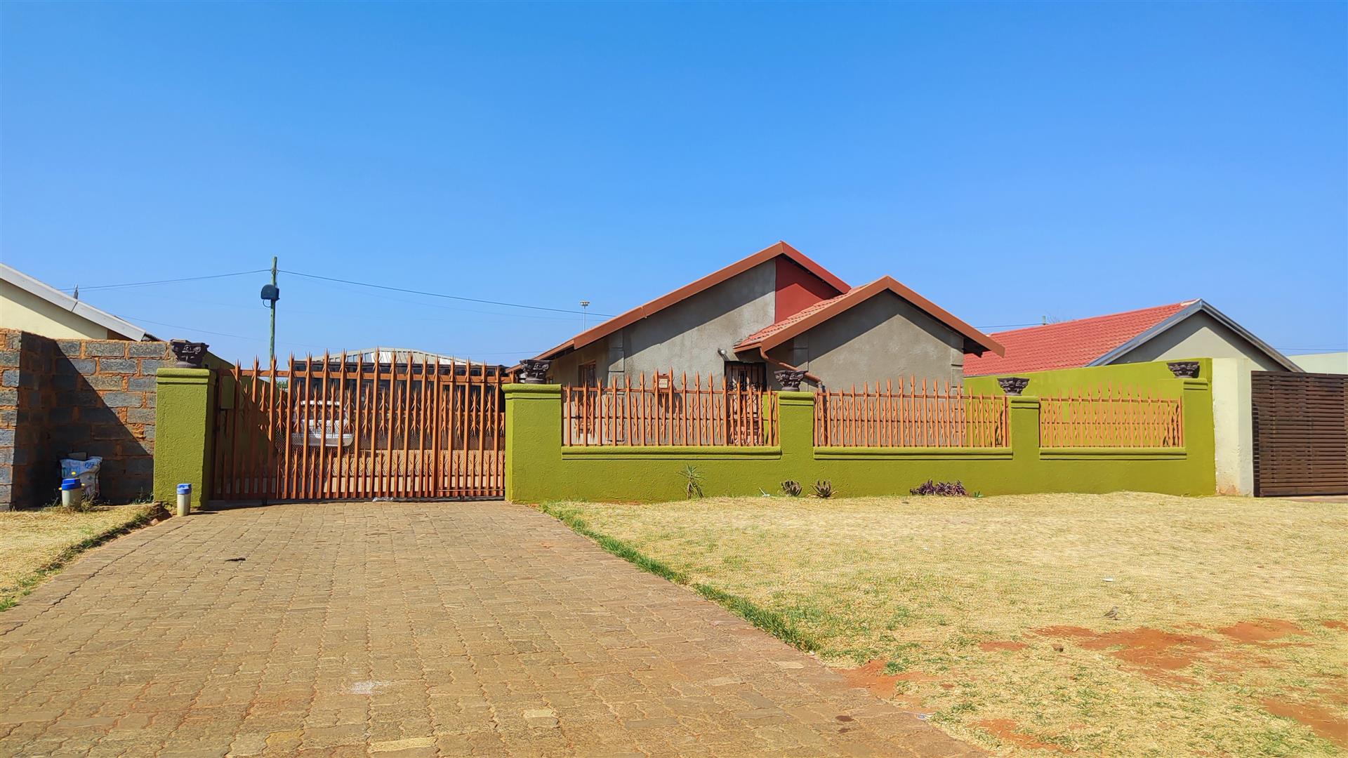 Front View of property in Vosloorus