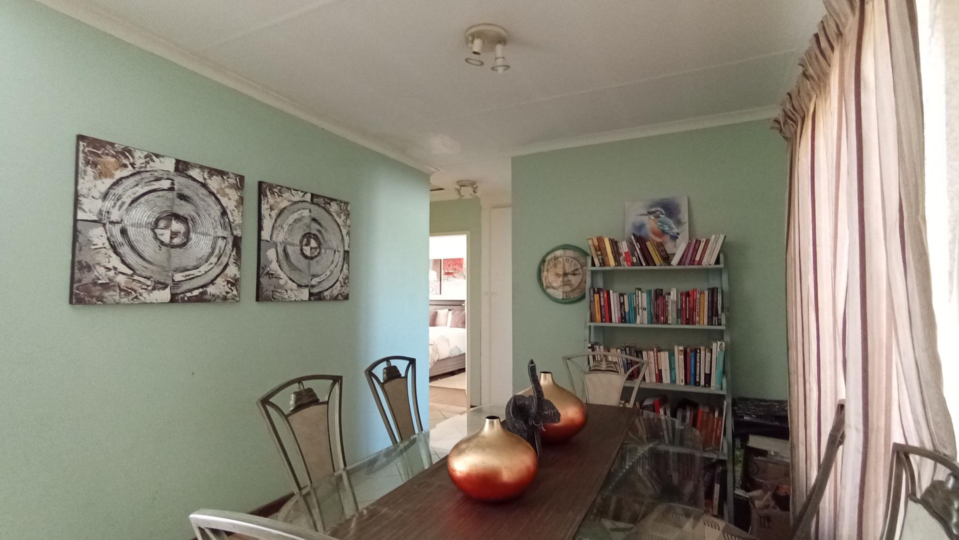 Dining Room - 14 square meters of property in Moreletapark