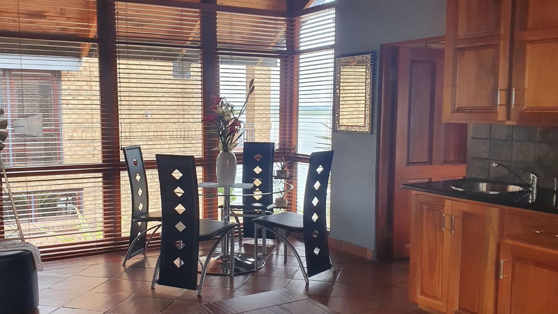 Dining Room of property in Aquavista Mountain Estate