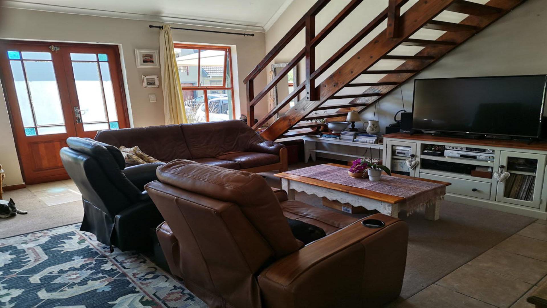 Lounges - 28 square meters of property in Hermanus