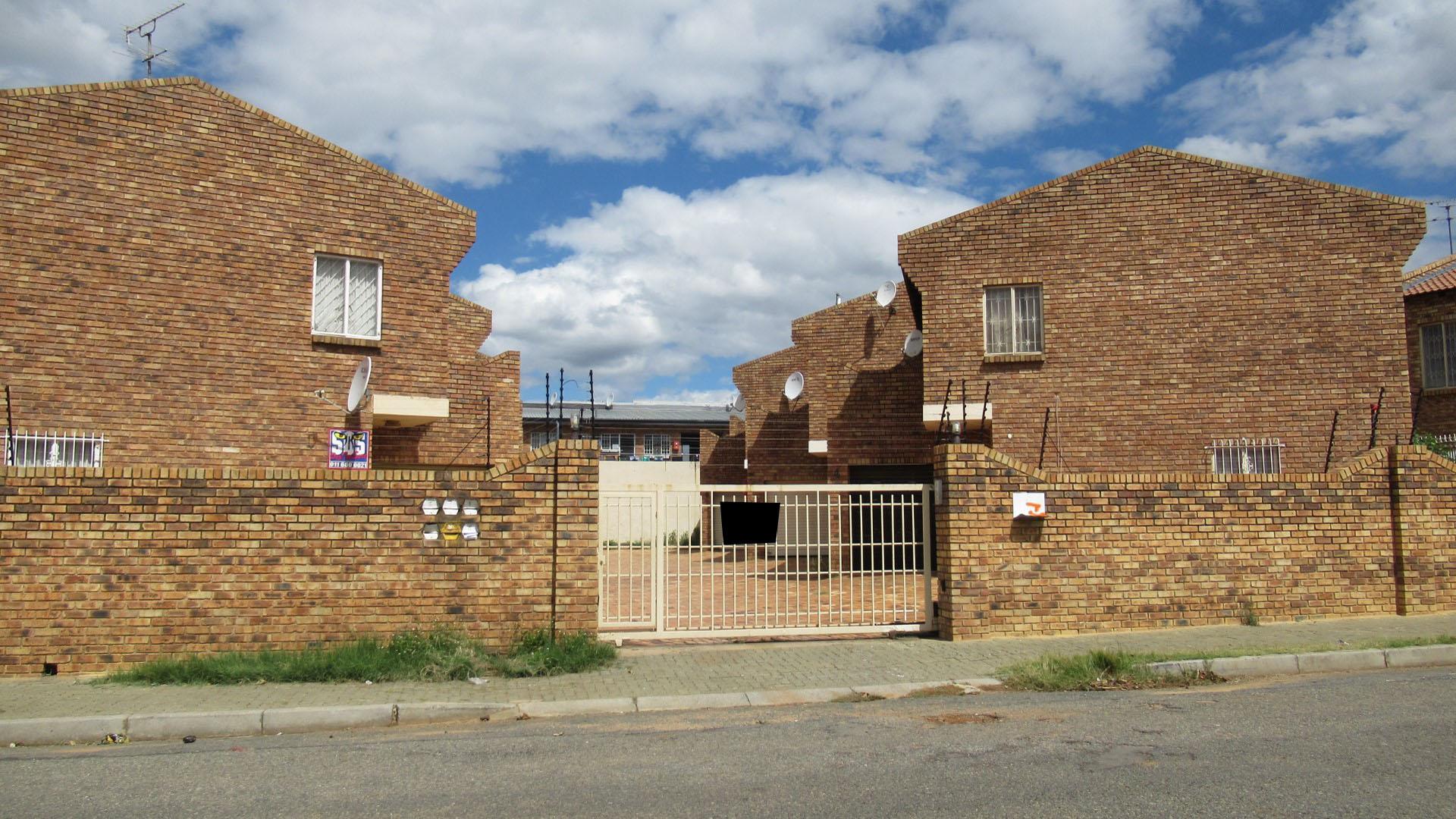 Front View of property in La Rochelle - JHB