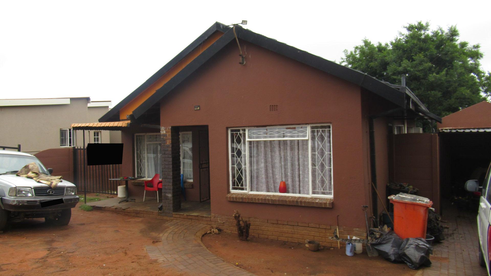 Front View of property in Roodepoort North