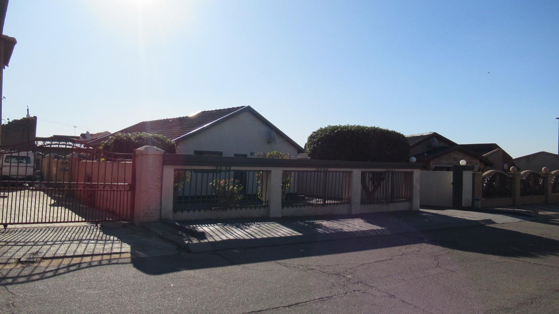 Front View of property in Tembisa