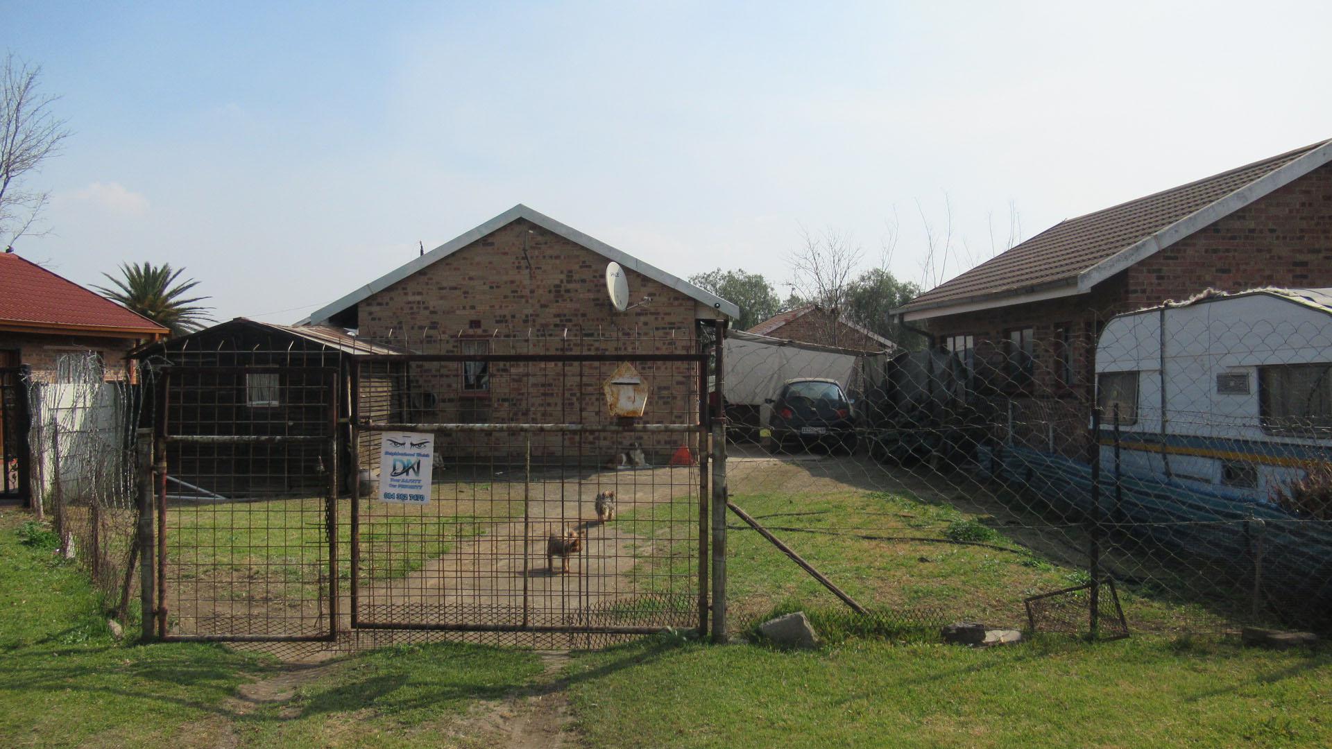 Front View of property in Leeuhof