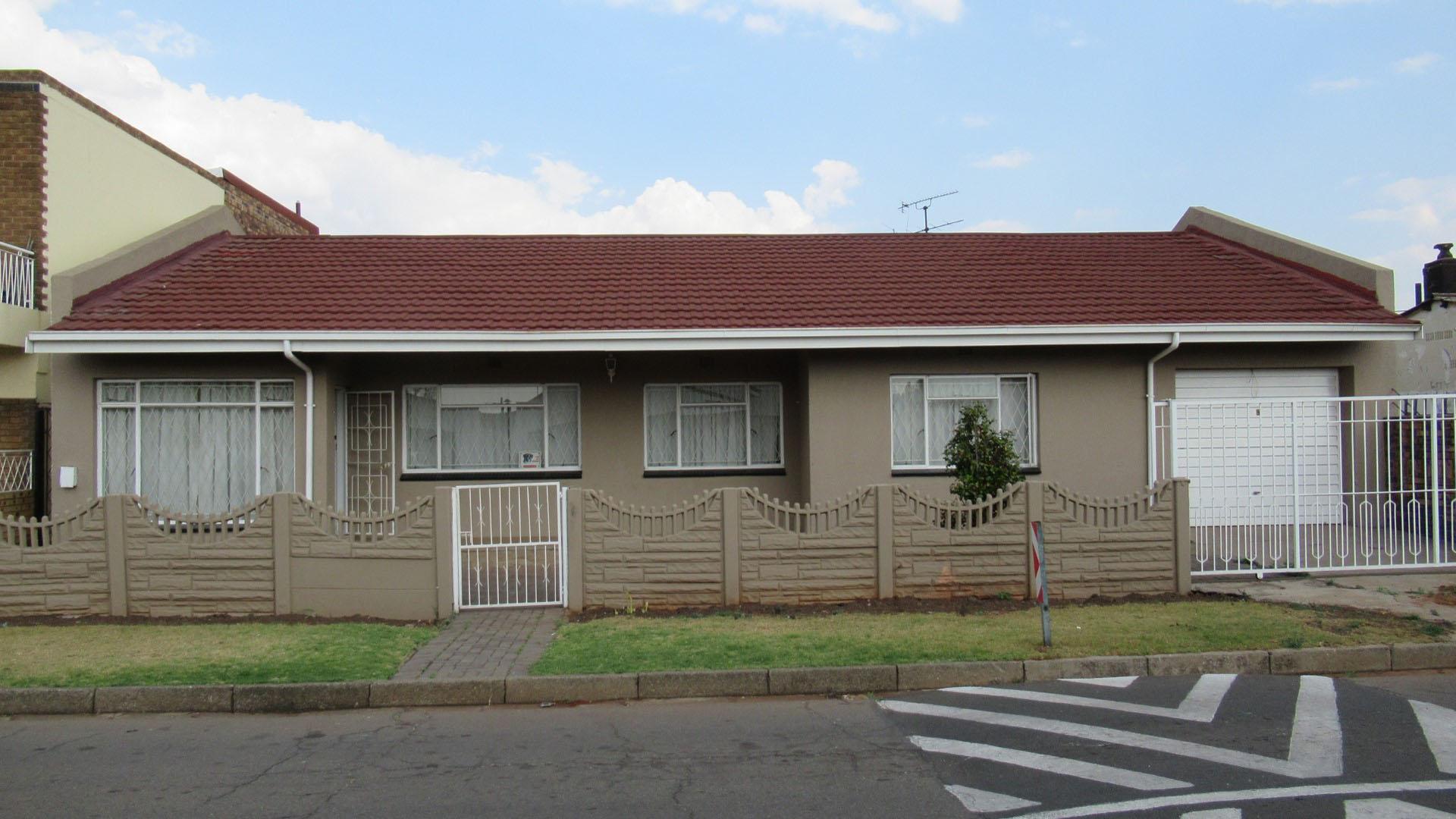 Front View of property in Actonville