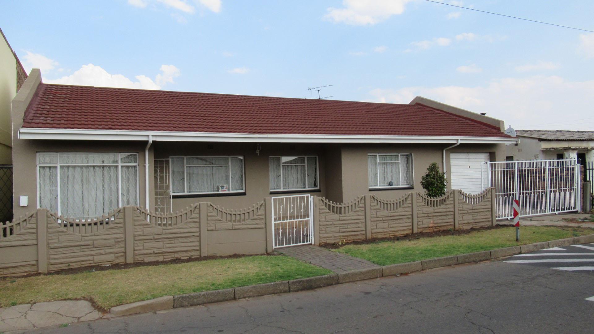 Front View of property in Actonville