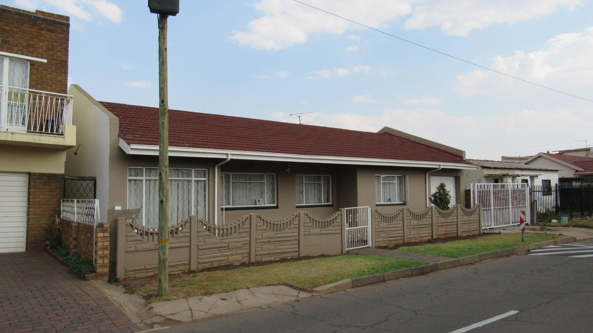 Front View of property in Actonville