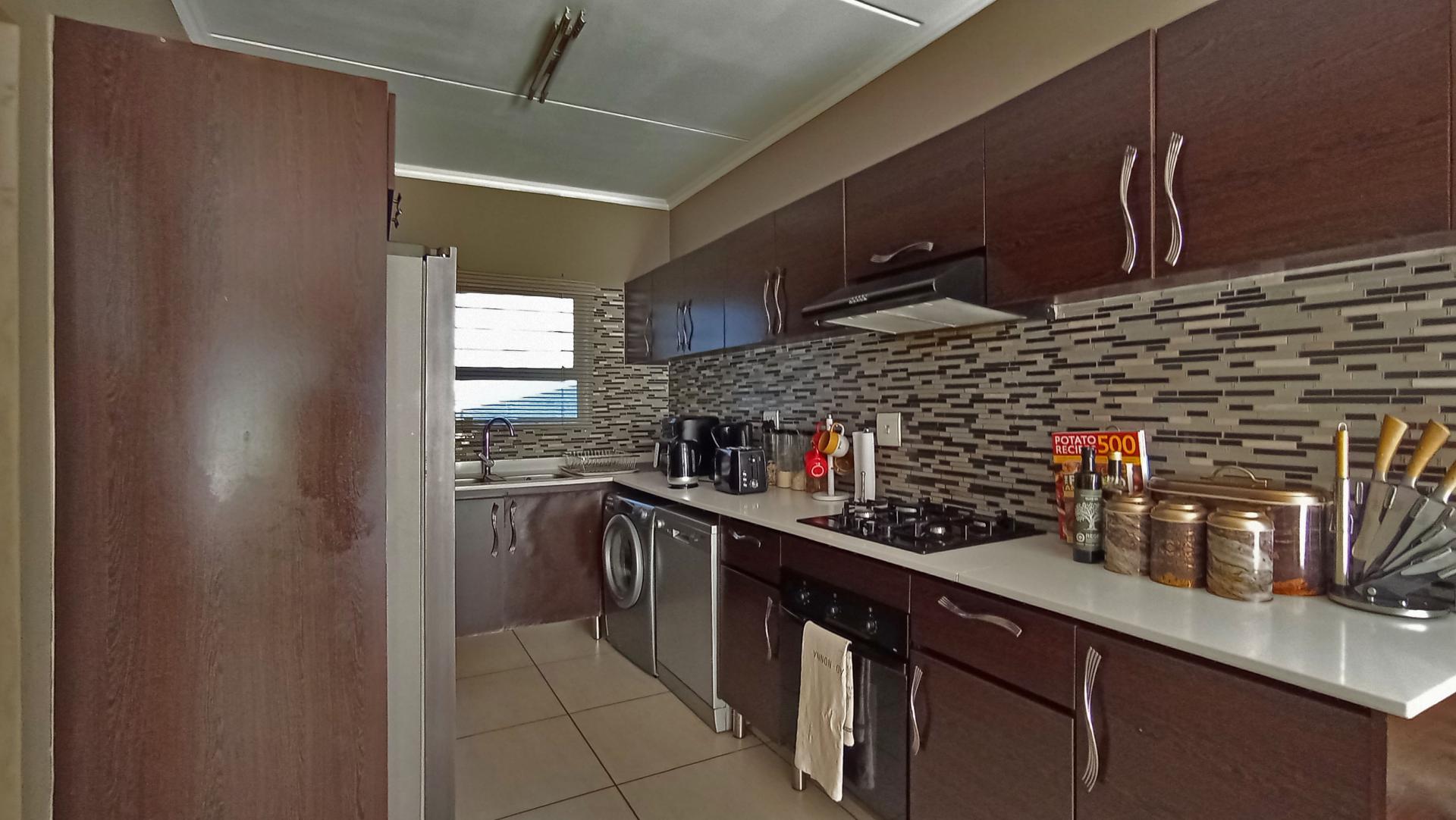 Kitchen - 10 square meters of property in Greenstone Hill