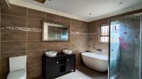 Main Bathroom - 12 square meters of property in Sunair Park