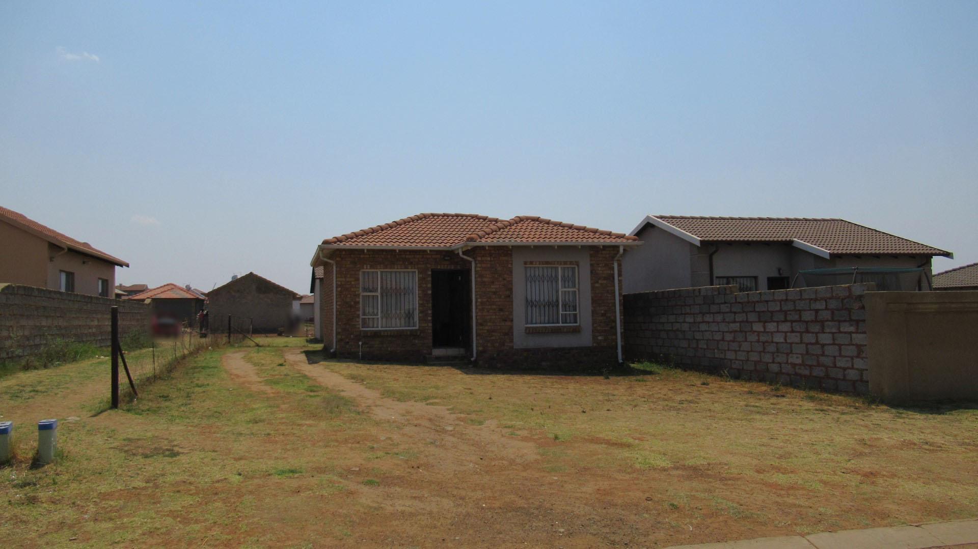 Front View of property in Hlanganani Village