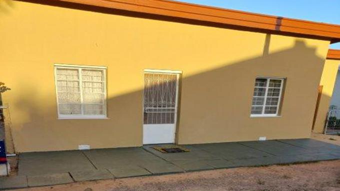 2 Bedroom House for Sale For Sale in Ladismith - Private Sale - MR528830