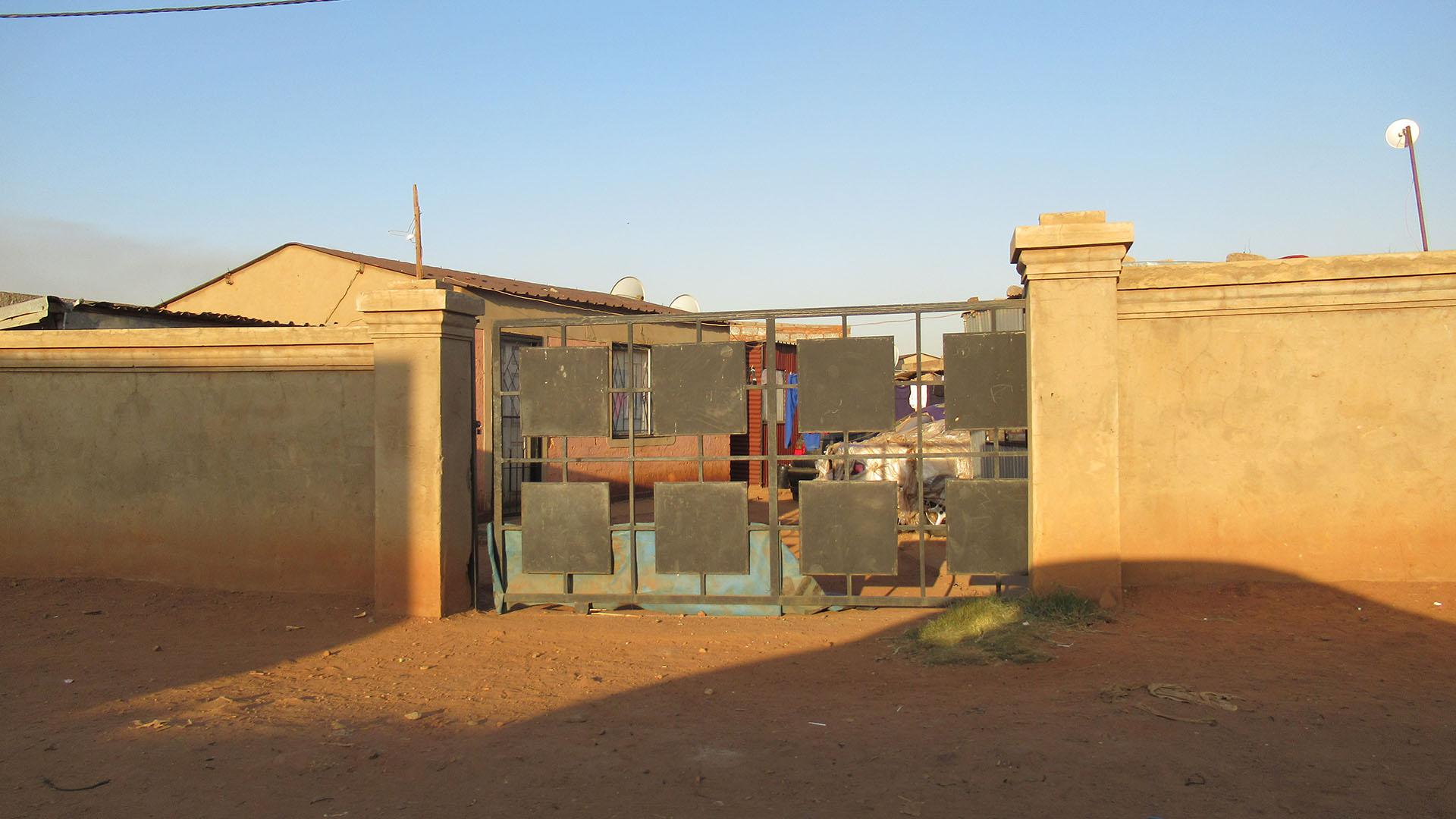 Front View of property in Roodekop