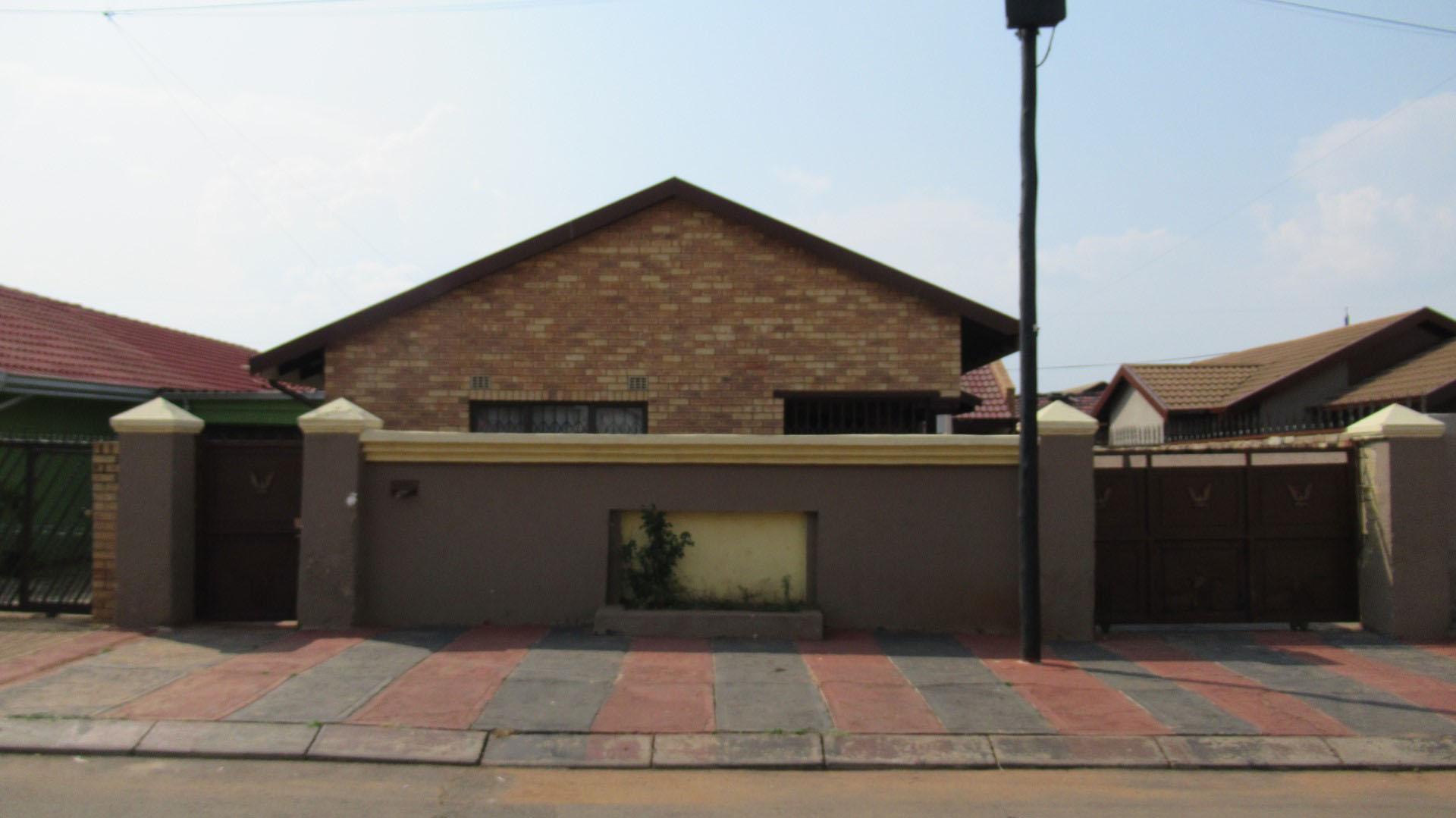 Front View of property in Protea Glen