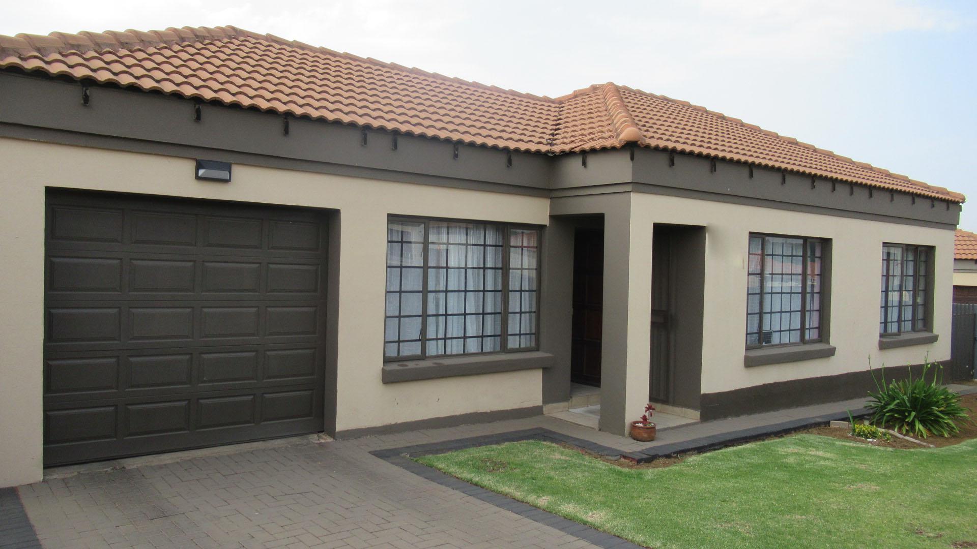 3 Bedroom House for Sale For Sale in Jackaroo Park - Private