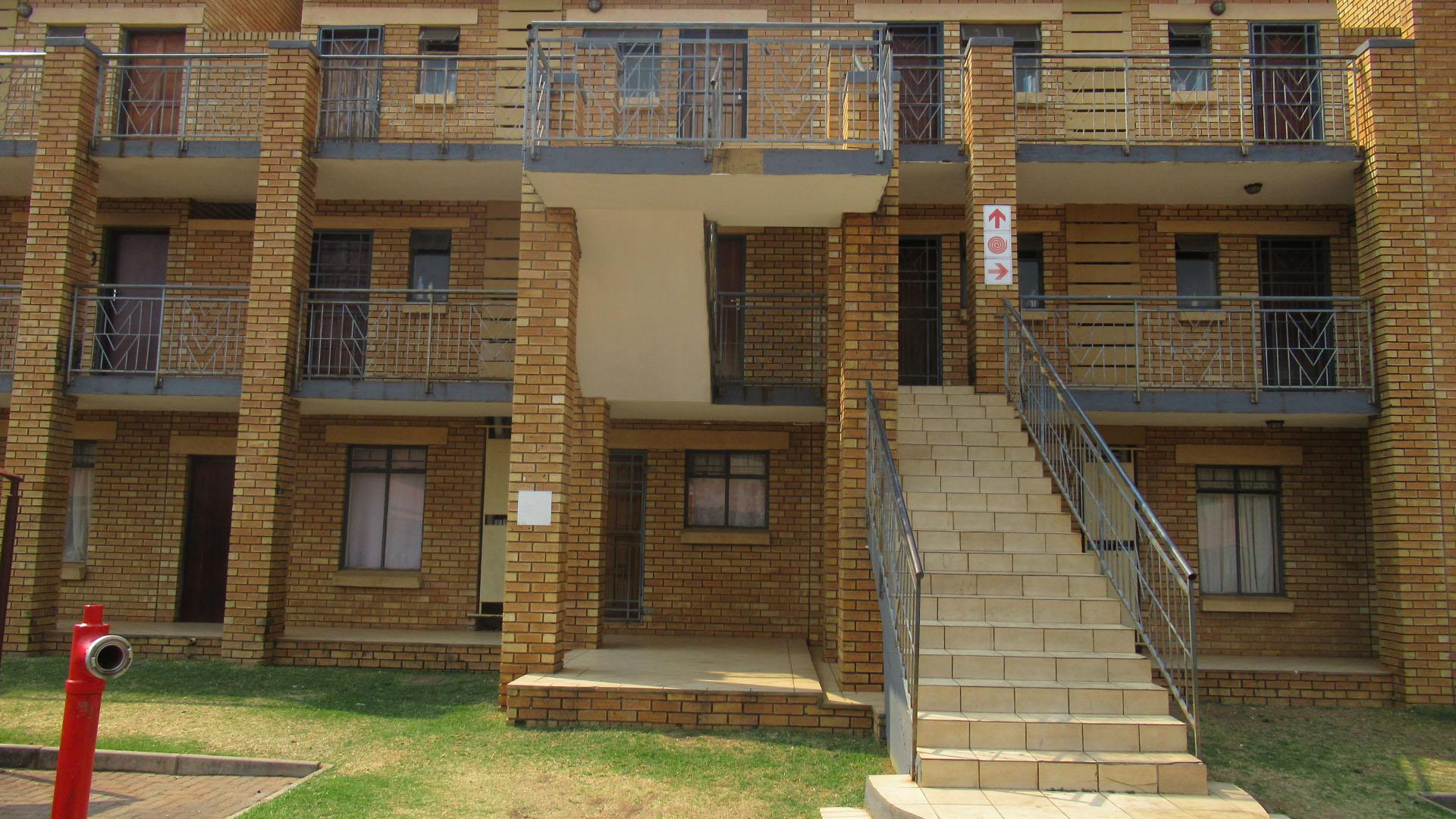 Front View of property in Karenpark