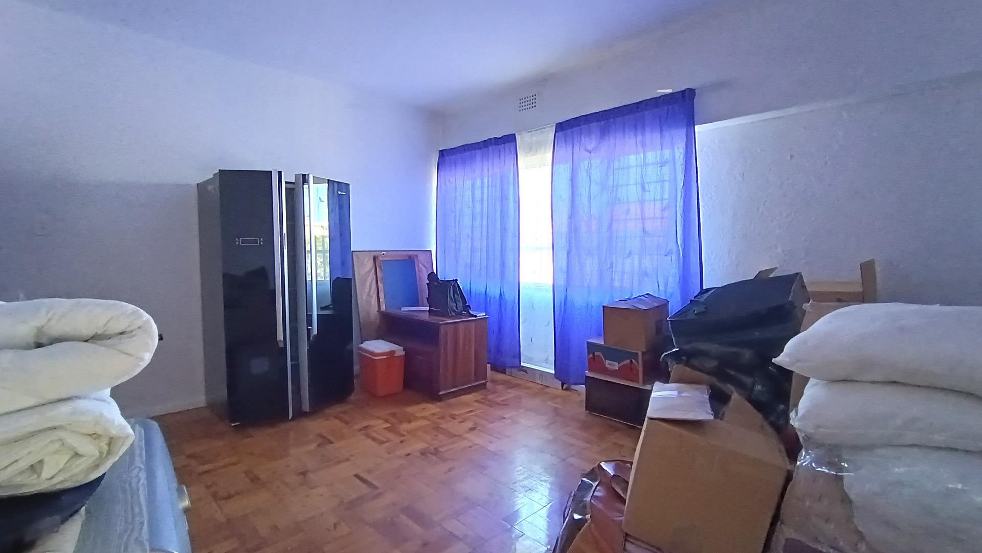 Lounges - 20 square meters of property in Parow Central