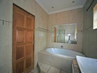 Main Bathroom of property in Henley-on-Klip