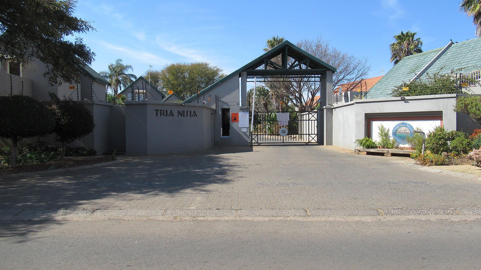 Front View of property in Weltevreden Park