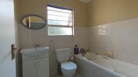 Bathroom 1 - 4 square meters of property in Weltevreden Park