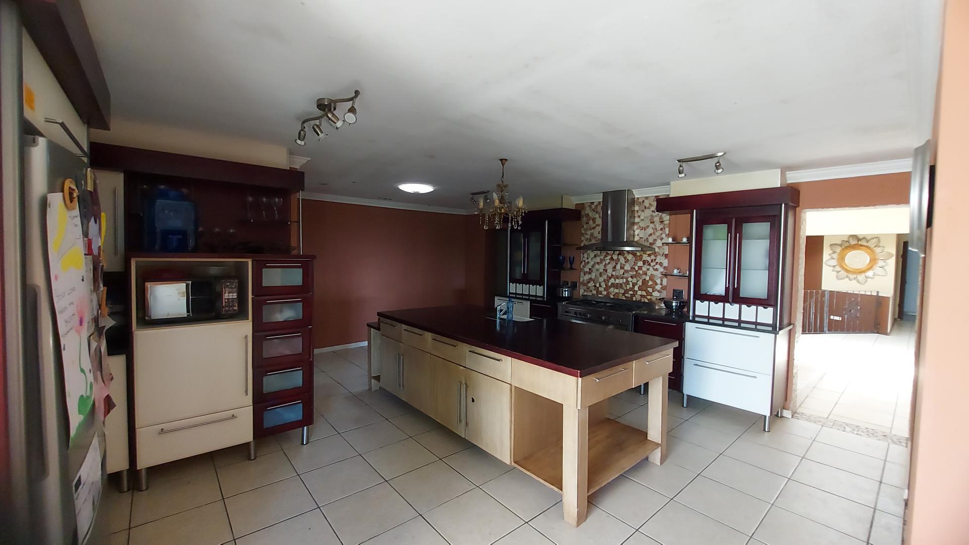 Kitchen of property in Vincent Heights