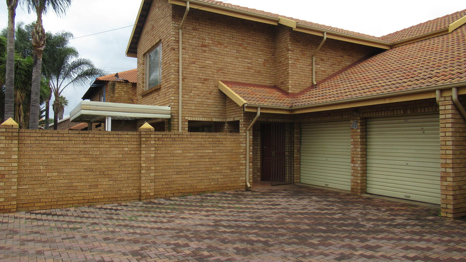 Front View of property in Rooihuiskraal North