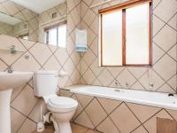 Bathroom 1 - 6 square meters of property in Constantia Kloof