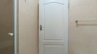 Bathroom 1 - 7 square meters of property in Rooihuiskraal