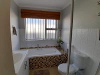 Bathroom 1 of property in Parklands