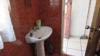 Bathroom 1 - 5 square meters of property in Paarlshoop